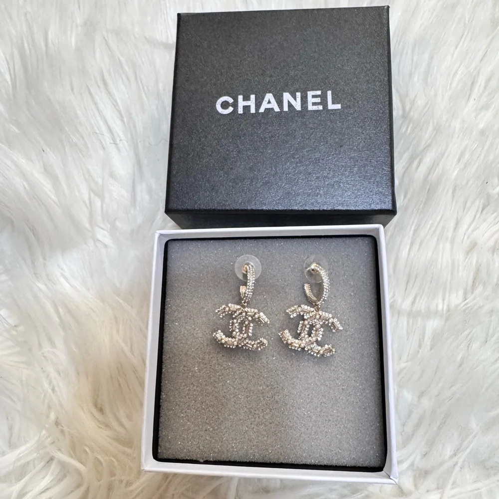 CHANEL DROP LOGO SPARKLING PEARLS EARRINGS - Picture 8 of 8